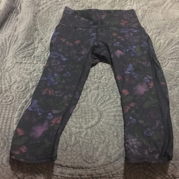 Lululemon crops with mesh sides size 4 - Picture 1 of 3
